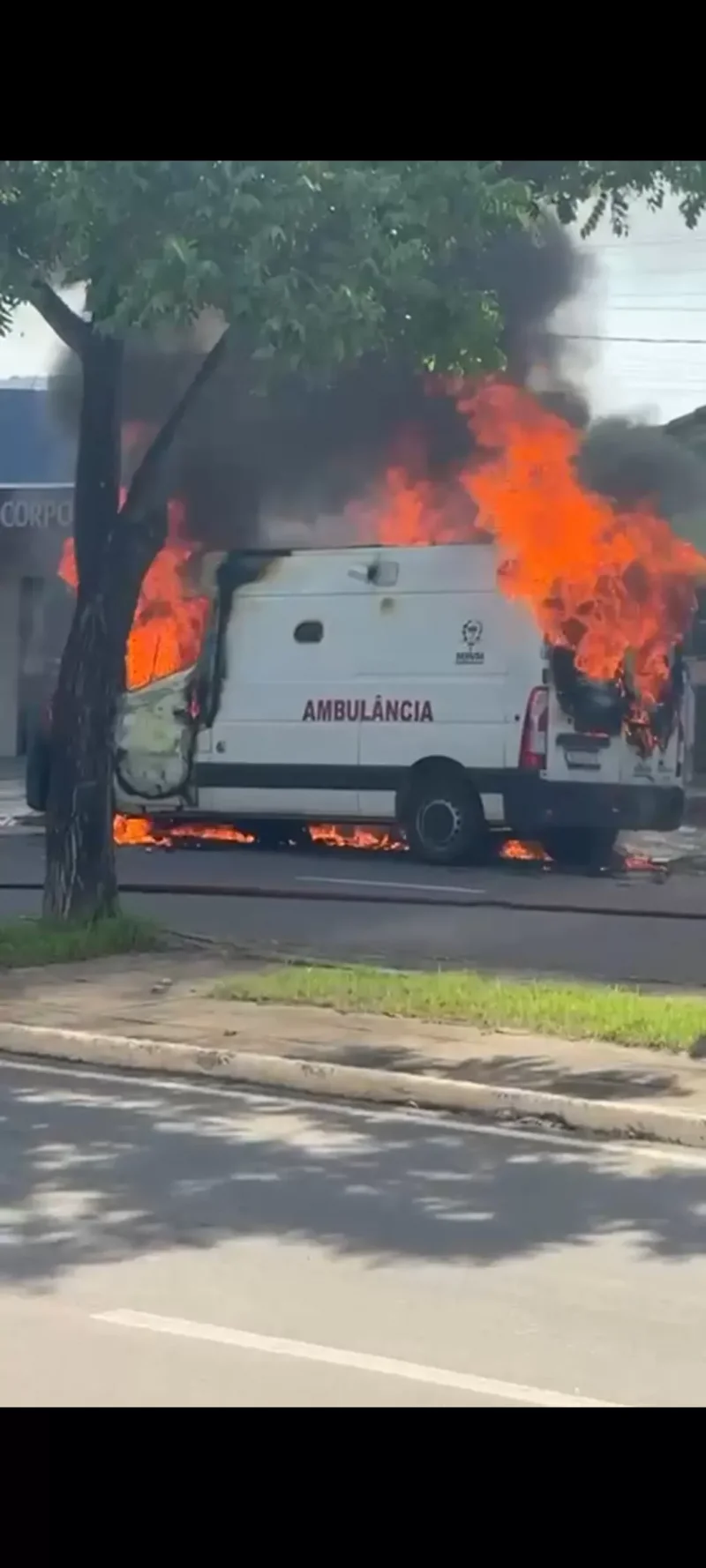 Ambulância pega fogo em avenida de Ji-Paraná
