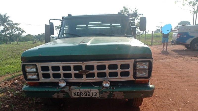 Foto 1 da matéria: Caminhonete F4000 Furtada em Pimenta Bueno é recuperada pela Polícia Militar em Santa Luzia D’Oeste