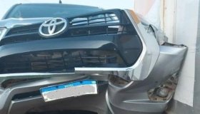 Caminhonete Hilux fica danificada em acidente com ônibus escolar em Urupá