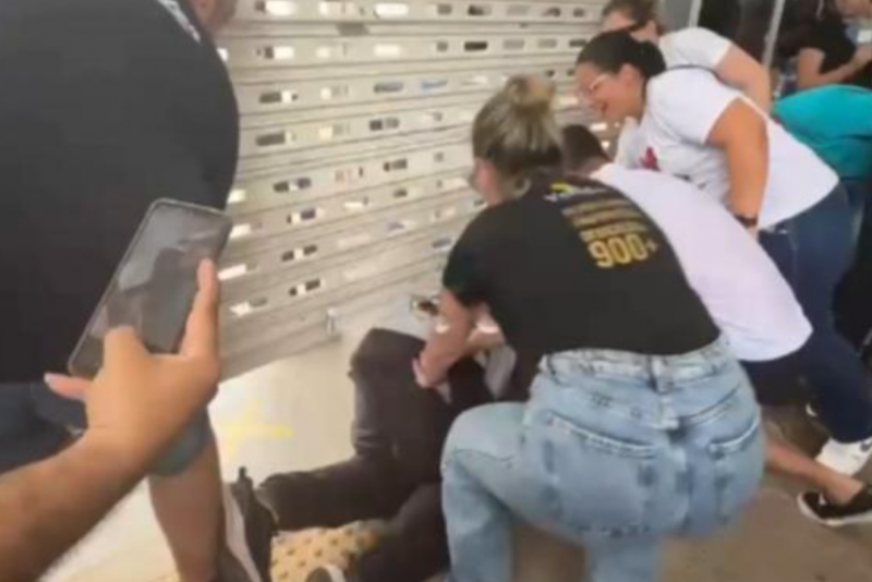 Candidato do Enem se arrasta por baixo de portão para entrar em local de prova em Cuiabá; veja vídeo