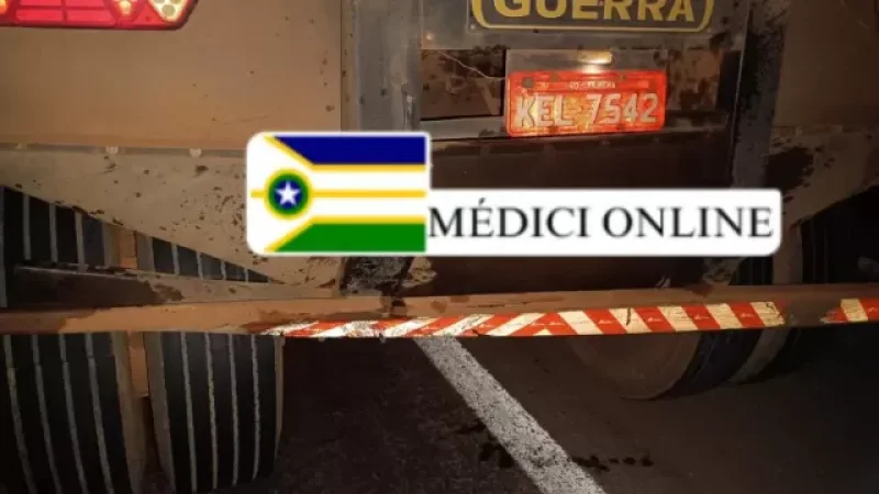 Foto 1 da matéria: Colisão entre automóvel e carreta causa princípio de incêndio na BR-364, na vila Bandeira Branca, em Presidente Médici