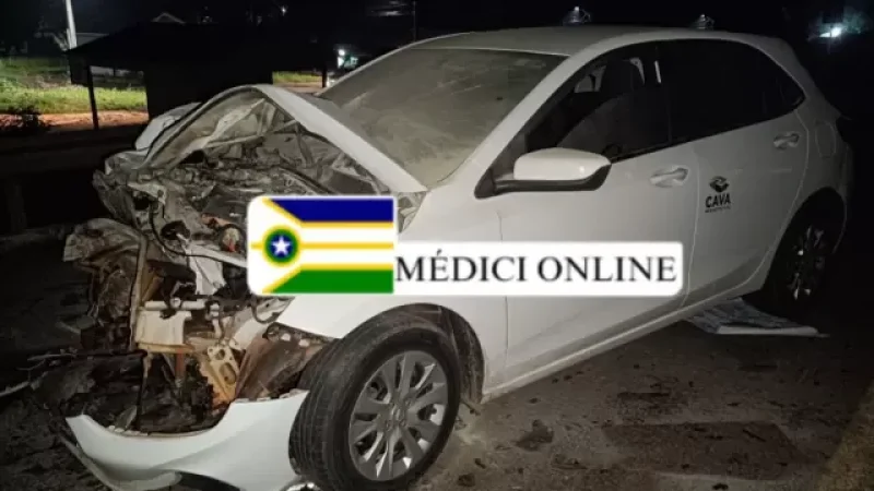 Foto 3 da matéria: Colisão entre automóvel e carreta causa princípio de incêndio na BR-364, na vila Bandeira Branca, em Presidente Médici