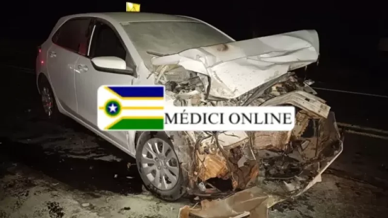 Foto 5 da matéria: Colisão entre automóvel e carreta causa princípio de incêndio na BR-364, na vila Bandeira Branca, em Presidente Médici
