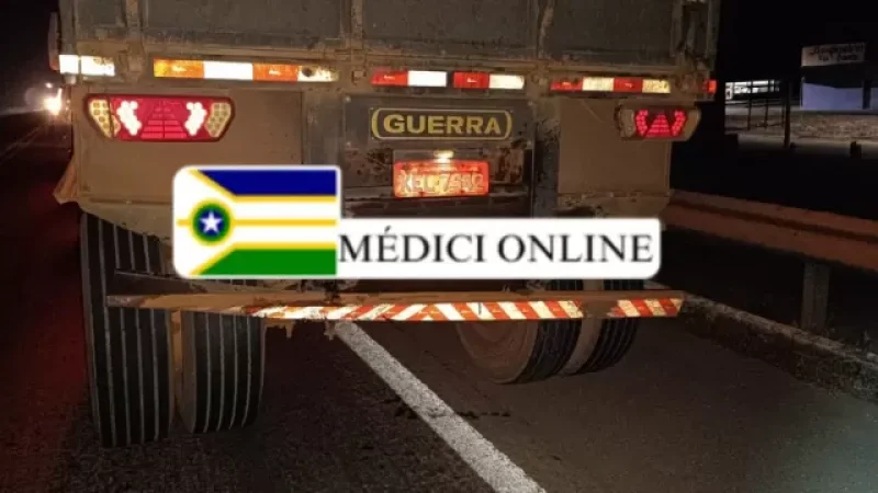 Foto 4 da matéria: Colisão entre automóvel e carreta causa princípio de incêndio na BR-364, na vila Bandeira Branca, em Presidente Médici