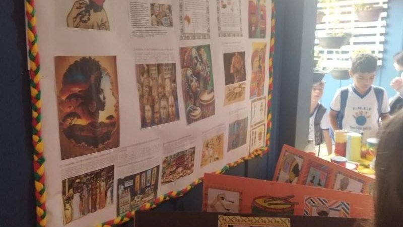 Foto 5 da matéria: Escola Valdecir Sgarbi Filho realiza Exposição do projeto “O Despertar da Consciência: Conhecendo a História e a Cultura Afro-brasileira