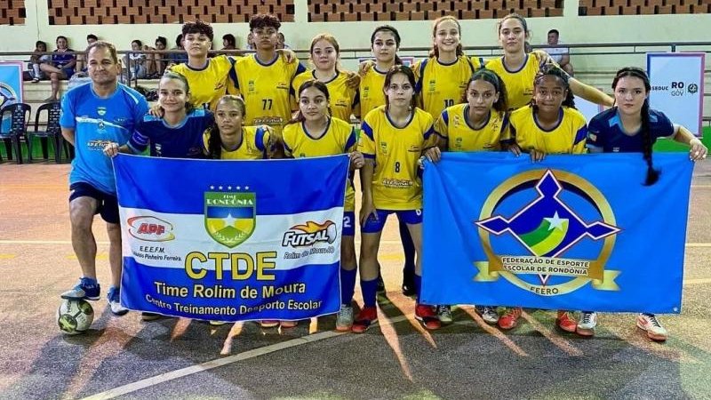 Foto 1 da matéria: Futsal do CTDE da Escola Aluízio Pinheiro de Rolim de Moura é bicampeão estadual da FEERO