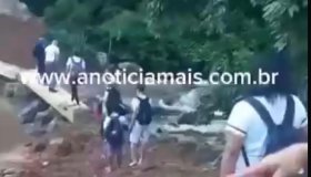 JARU: Alunos se arriscam atravessando rio em