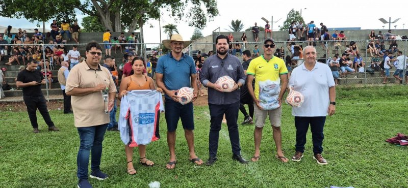 Jean Oliveira entrega kits esportivos para times de Futebol Society em Nova Brasilândia