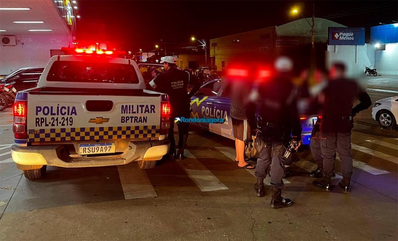 Jovem é presa por dirigir embriagada e pai também é levado à delegacia por dar veículo a ela