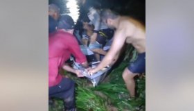 Menino autista é levado para dentro de rio por enxurrada e resgatado vivo por...