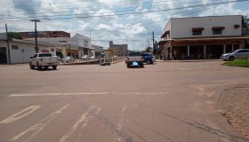 Mulher é socorrida após colisão em carro no centro de Rolim de Moura