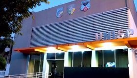 Mulher pede água para idoso e furta celular que estava sobre armário, em Ouro...