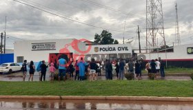 População clama por justiça com morte brutal de três pessoas de uma mesma...