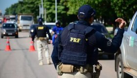 PRF reforça fiscalização do cinto de segurança na Operação Proclamação...