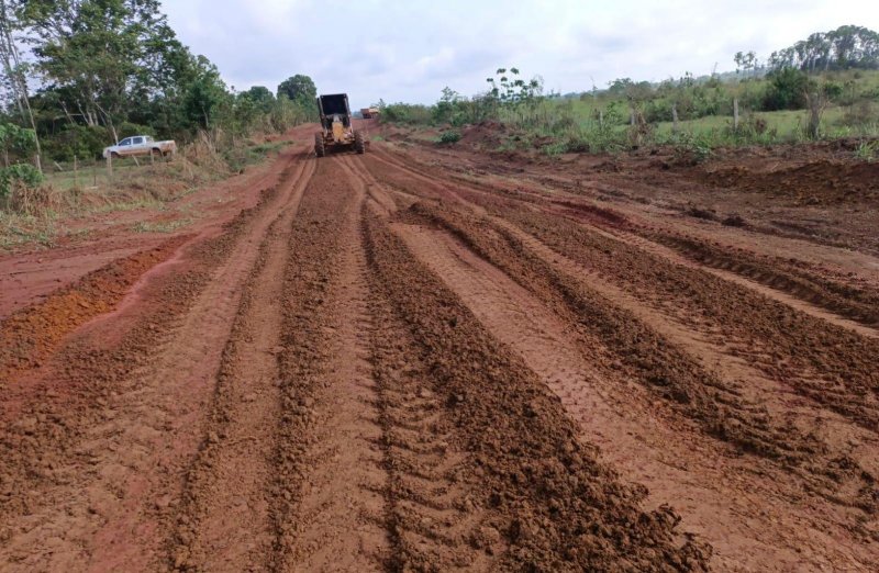 SEMOSP realiza manutenção e melhorias na linha 200, 176 e 180 norte, em Rolim de Moura