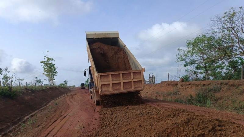 Foto 3 da matéria: SEMOSP realiza manutenção e melhorias na linha 200, 176 e 180 norte, em Rolim de Moura