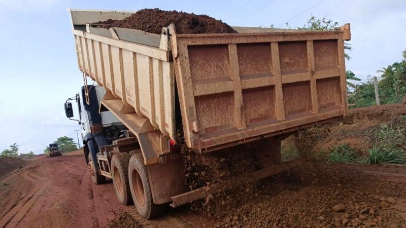 Foto 2 da matéria: SEMOSP realiza manutenção e melhorias na linha 200, 176 e 180 norte, em Rolim de Moura