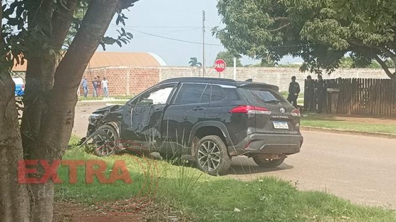 Foto 1 da matéria: Servidora pública morre em acidente entre carro e moto no centro de Cerejeiras