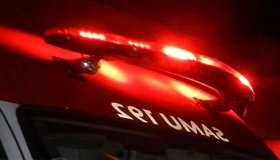 MOTOCICLISTA TEM PERNA ESTRAÇALHADA AO COLIDIR COM FIAT UNO NO BAIRRO...