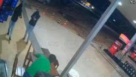 VÍDEO: Criminosos armados roubam dinheiro e cigarros em posto de combustíveis...