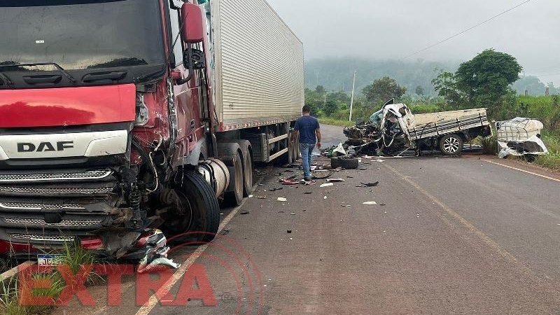 Foto 2 da matéria: VÍDEO: motorista morre em colisão entre caminhonete e carreta próximo a Chupinguaia