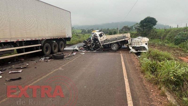 Foto 1 da matéria: VÍDEO: motorista morre em colisão entre caminhonete e carreta próximo a Chupinguaia