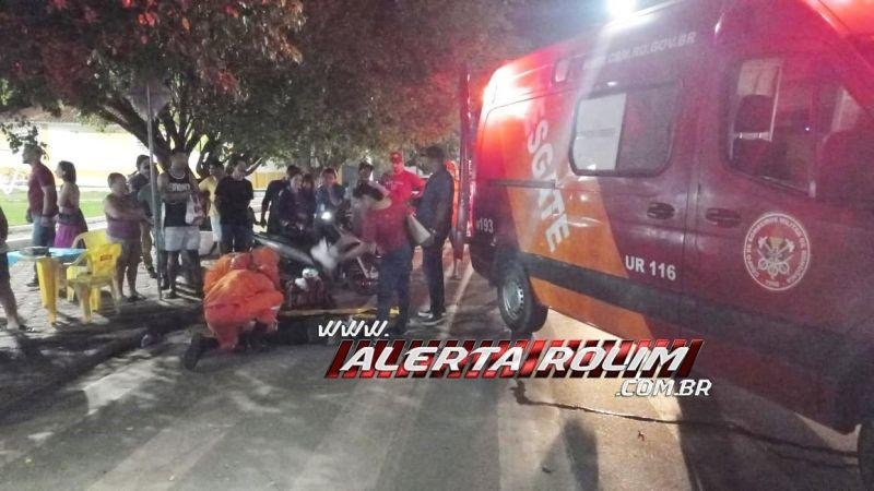 Criança é socorrida com fratura na perna após ser atingida por moto enquanto passava por faixa de pedestres no Centro de Rolim de Moura