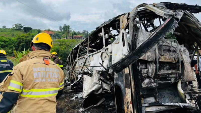 Foto 1 da matéria: Acidente em rodovia deixa 22 mortos em Minas Gerais