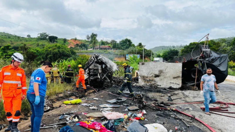 Foto 2 da matéria: Acidente em rodovia deixa 22 mortos em Minas Gerais