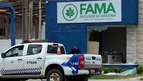 Aparentemente surtada, mulher que atacou a psiquiatra que a atendia quebra...
