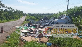 Caminhão da LindÁgua tomba ao desviar de motocicleta na RO-010 entre Rolim de...