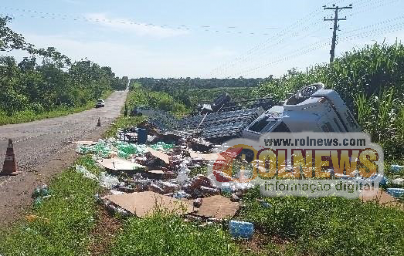 Caminhão da LindÁgua tomba ao desviar de motocicleta na RO-010 entre Rolim de Moura e Migrantinópolis
