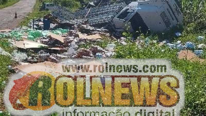 Foto 2 da matéria: Caminhão da LindÁgua tomba ao desviar de motocicleta na RO-010 entre Rolim de Moura e Migrantinópolis