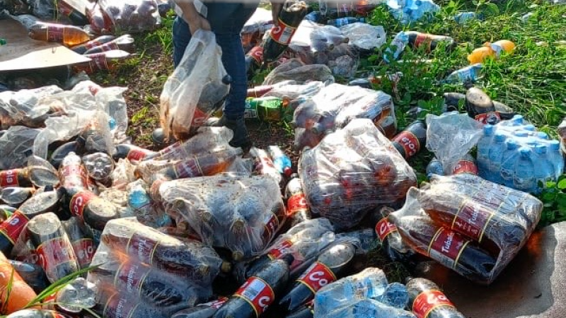 Foto 3 da matéria: Caminhão da LindÁgua tomba ao desviar de motocicleta na RO-010 entre Rolim de Moura e Migrantinópolis
