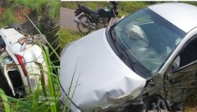 Caminhonete Hilux cai dentro de lagoa após acidente com Corolla na RO 481,...