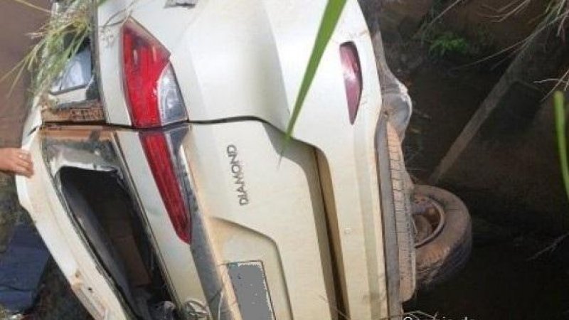 Foto 2 da matéria: Caminhonete Hilux cai dentro de lagoa após acidente com Corolla na RO 481, próximo de São Miguel, condutores ficaram feridos