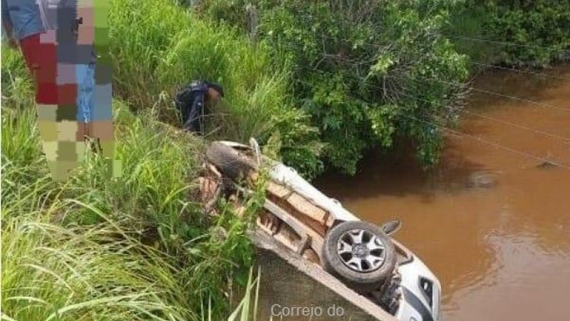 Foto 1 da matéria: Caminhonete Hilux cai dentro de lagoa após acidente com Corolla na RO 481, próximo de São Miguel, condutores ficaram feridos