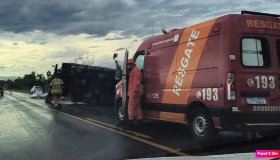Carreta tomba e motorista fica preso às ferragens próximo ao distrito do...