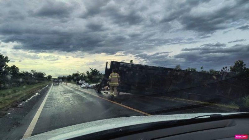 Foto 1 da matéria: Carreta tomba e motorista fica preso às ferragens próximo ao distrito do Guaporé, na BR 364