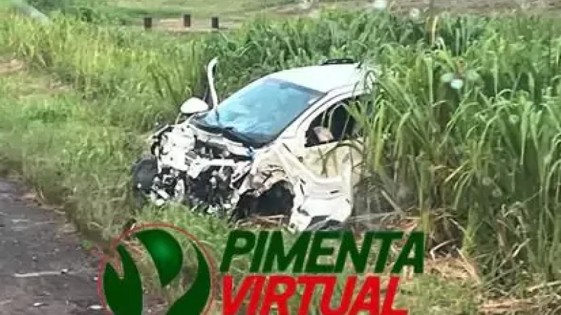 Foto 1 da matéria: Carro colide com carreta na BR-364 em Pimenta Bueno; duas pessoas são socorridas