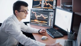 Como monitorar o mercado: ferramentas e recursos para o operador profissional