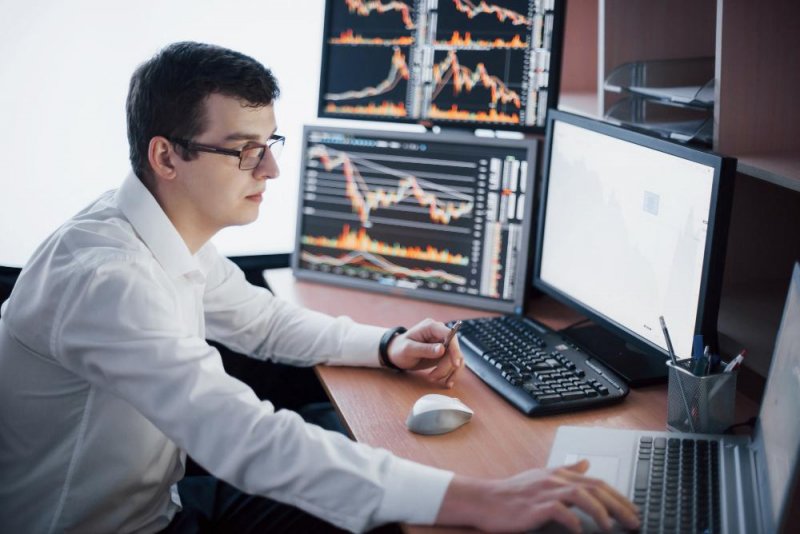 Como monitorar o mercado: ferramentas e recursos para o operador profissional