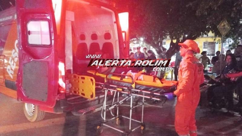 Foto 1 da matéria: Criança é socorrida com fratura na perna após ser atingida por moto enquanto passava por faixa de pedestres no Centro de Rolim de Moura