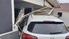 Dono de carro que derrubou muro e invadiu casa de costureira em Vilhena garante...