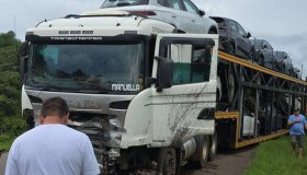 Grave acidente entre caminhão cegonha e carro próximo ao Distrito Guaporé...