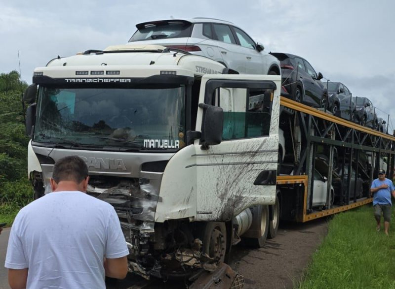 Grave acidente entre caminhão cegonha e carro próximo ao Distrito Guaporé deixa vitima fatal