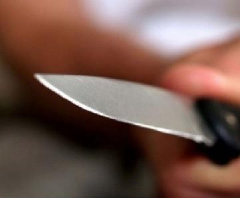 Homem é esfaqueado, busca ajuda em casa e polícia investiga caso em Vilhena