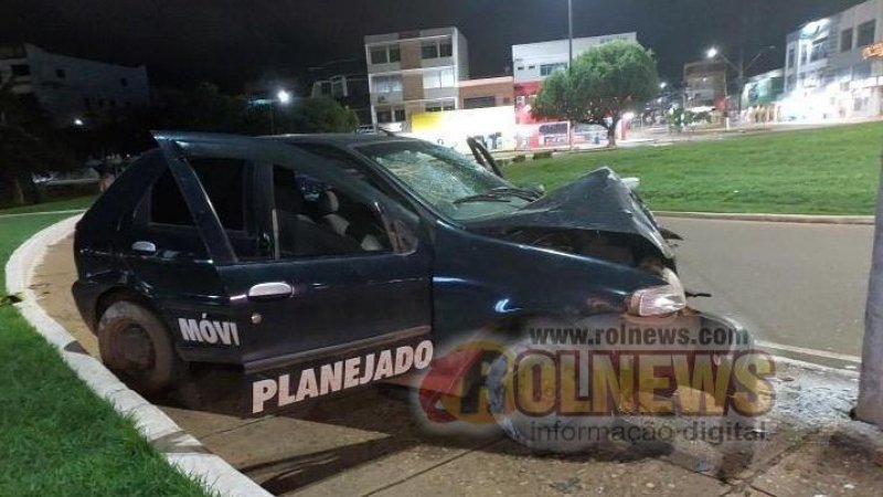 Foto 2 da matéria: Motorista perde o controle da direção e bate em poste na rotatória da Av. 25 de Agosto em Rolim de Moura