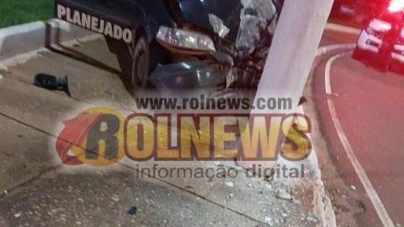Foto 3 da matéria: Motorista perde o controle da direção e bate em poste na rotatória da Av. 25 de Agosto em Rolim de Moura