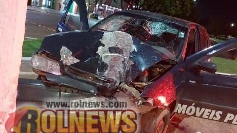 Foto 4 da matéria: Motorista perde o controle da direção e bate em poste na rotatória da Av. 25 de Agosto em Rolim de Moura
